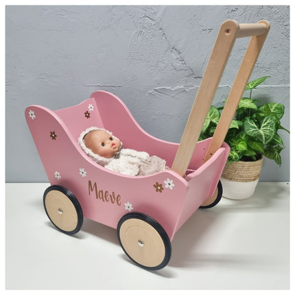 Roze Poppenwagen met naam, figuurtjes (en dekentje)